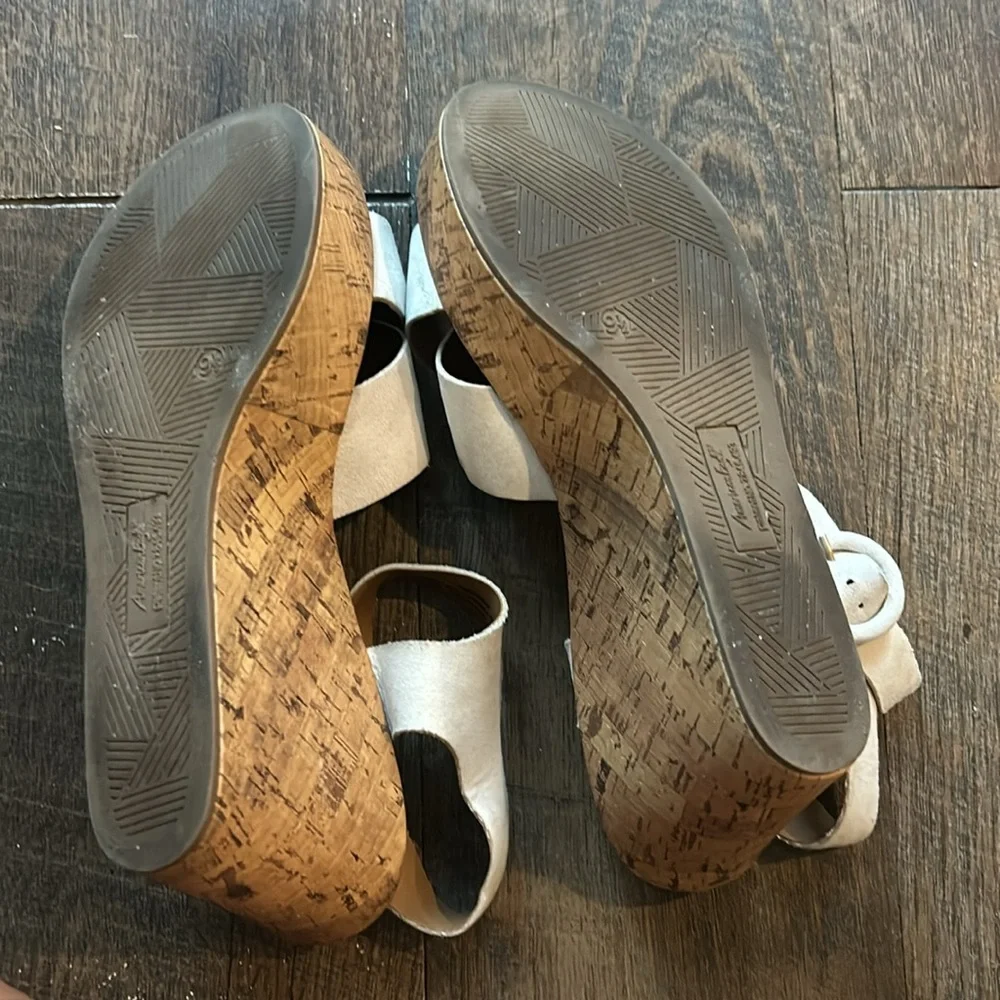 American Eagle Women’s Sandals Sz 9‎ 1/2 White Wedge Shoes Cork.